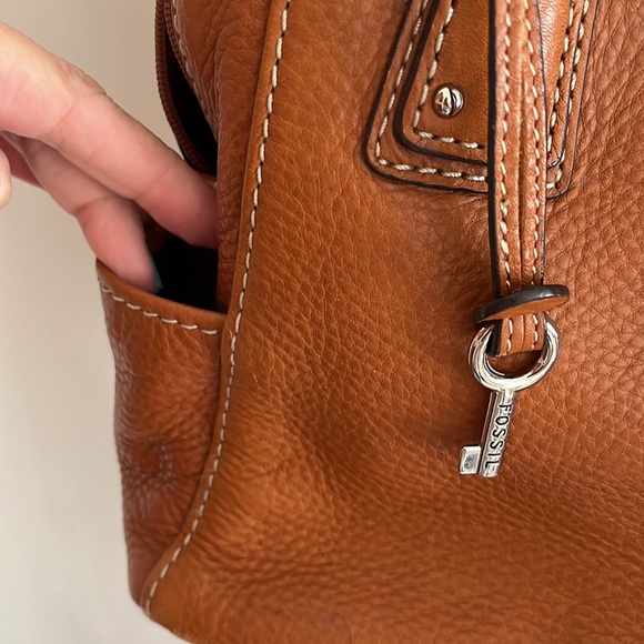 Fossil multi-pocket, leather satchel with shoulder strap. - Picture 2 of 11